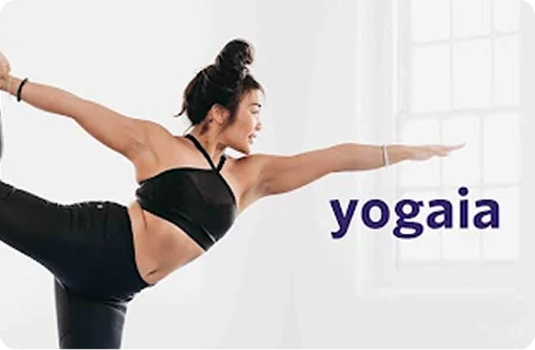 Yogaia — femme pratiquant le yoga en position debout, fond lumineux, logo «yogaia» visible
